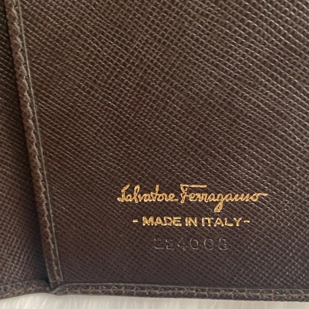 Salvatore Ferragamo Deep brown leather wallet with gold accent - Picture 15 of 16